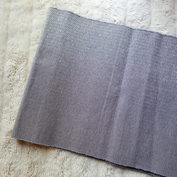 🍒NWOT🍒 NICOLE MILLER METALLIC TABLE RUNNER - Picture 4 of 4